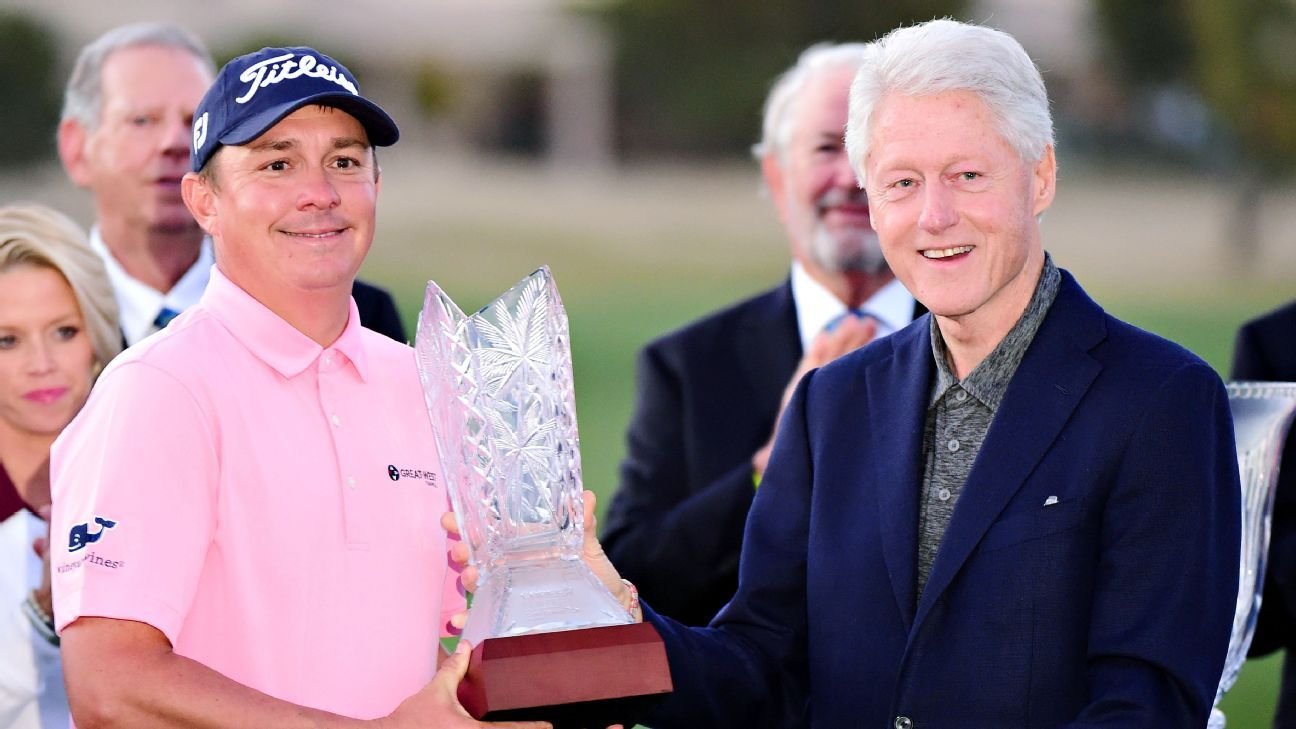 Jason Dufner receives trophy from former President Clinton