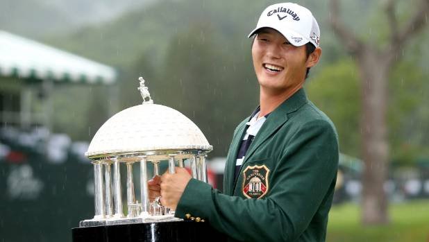 Danny Lee with Greenbrier trophy
