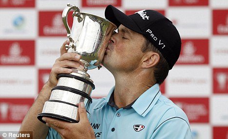 Greg Chalmers kisses the Stonehaven Cup