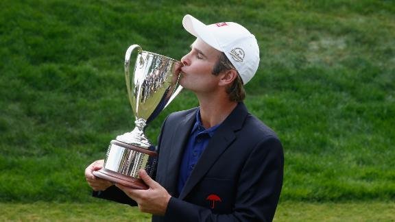 Kevin Streelman kisses trophy