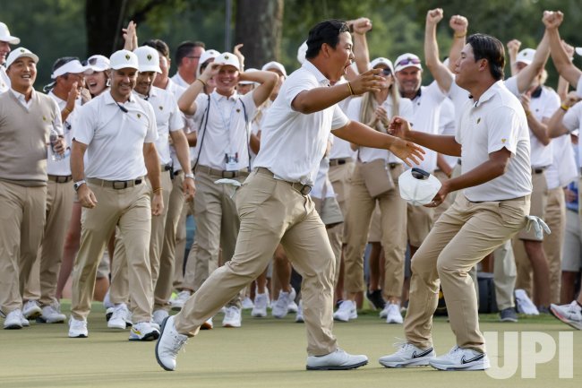 Si Woo Kim and Tom Kim celebrate victory