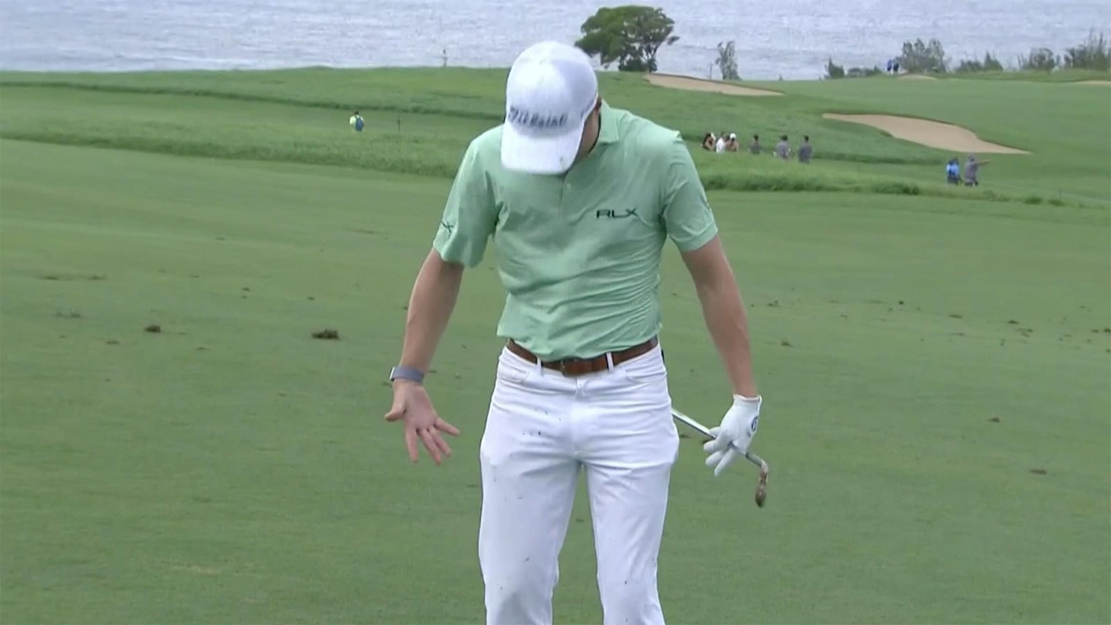 Justin Thomas realizes he shouldn't wear white pants in a storm