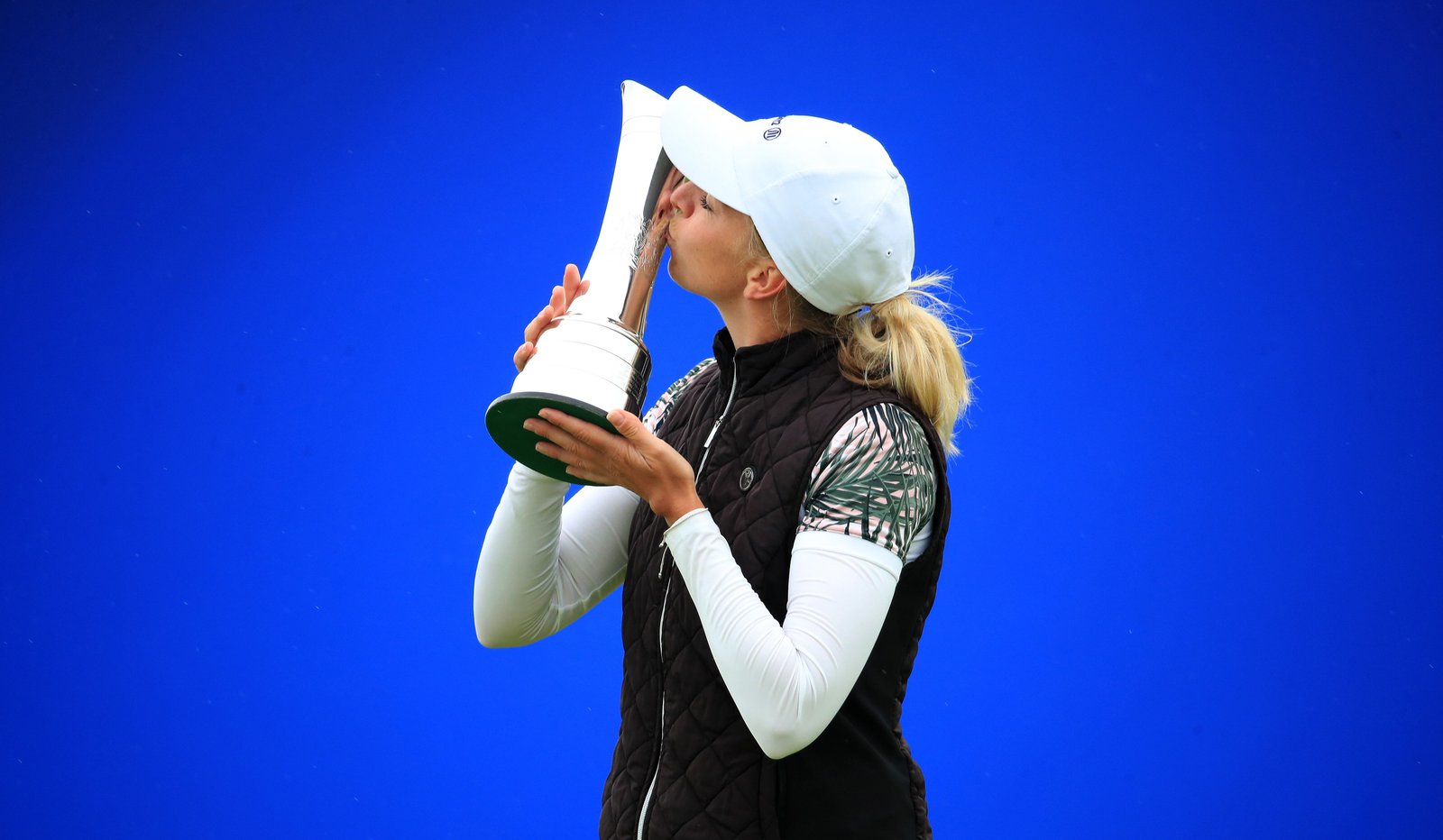 Sophia Popov with WOmen's British Open trophy